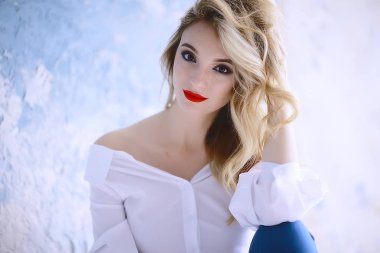  profesyonel makyaj, çekici sarışın genç kadın, closeup ile güzel genç model 