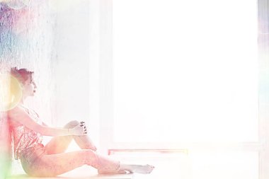 duvara yaslanmış poz ince kot giyen çekici genç kadın 