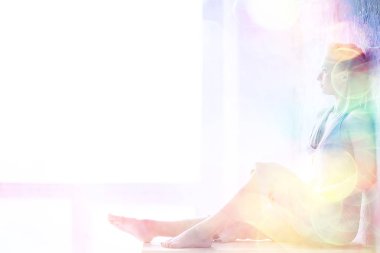 Studio poz moda giysiler giyen çekici genç kadın  