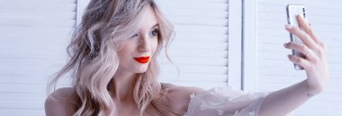 güzel makyaj alma selfie ile cep telefonu, stil, glamour ve moda kavramı ile model