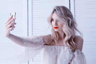 güzel makyaj alma selfie ile cep telefonu, stil, glamour ve moda kavramı ile model