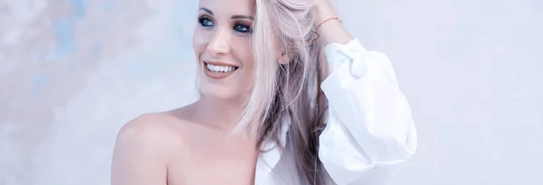 Retrato Moda Belo Jovem Modelo Close Atraente Mulher Sorrindo Loira — Fotografia de Stock
