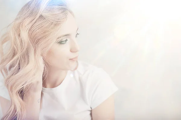 Retrato Moda Una Hermosa Mujer Joven Con Camiseta Blanca —  Fotos de Stock