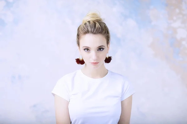 Retrato Moda Hermosa Mujer Joven Con Maquillaje Elegante Pendientes — Foto de Stock