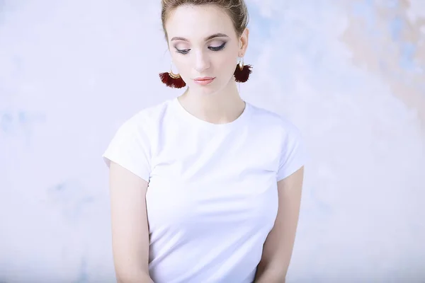 Retrato Moda Hermosa Mujer Joven Con Maquillaje Elegante Pendientes — Foto de Stock