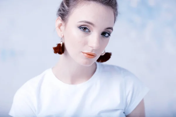 Retrato Moda Hermosa Mujer Joven Con Maquillaje Elegante Pendientes — Foto de Stock