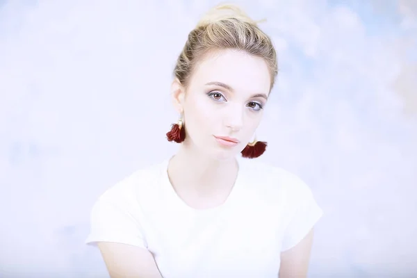 Retrato Moda Hermosa Mujer Joven Con Maquillaje Elegante Pendientes — Foto de Stock