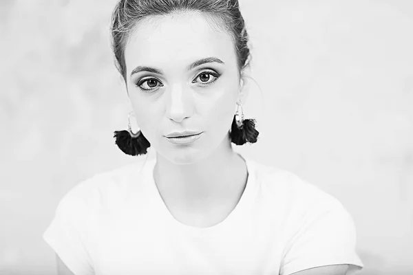 Retrato Moda Hermosa Mujer Joven Con Maquillaje Elegante Pendientes — Foto de Stock