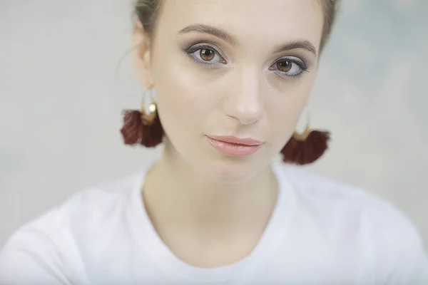 Retrato Moda Hermosa Mujer Joven Con Maquillaje Elegante Pendientes — Foto de Stock