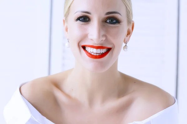 Hermosa Joven Modelo Con Maquillaje Profesional Atractiva Mujer Joven Rubia — Foto de Stock