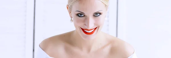 Bela Jovem Modelo Com Maquiagem Profissional Atraente Jovem Loira Posando — Fotografia de Stock