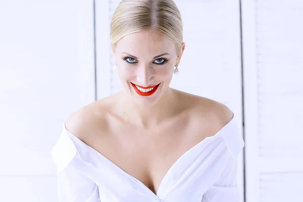 Hermosa Joven Modelo Con Maquillaje Profesional Atractiva Mujer Joven Rubia —  Fotos de Stock