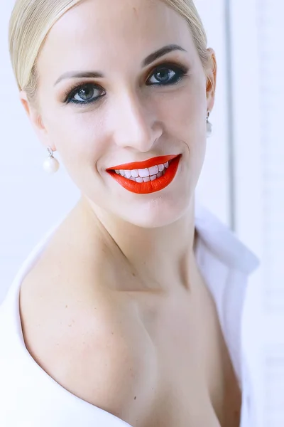 Piękny Model Młody Profesjonalnego Makijażu Atrakcyjna Blondynka Młoda Kobieta Stwarzających — Zdjęcie stockowe