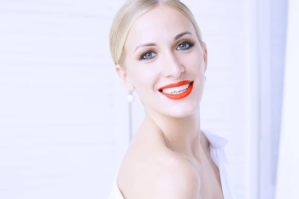 Beautiful Young Model Professional Makeup Attractive Blonde Young Woman Posing — Stock Photo, Image