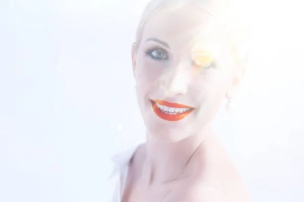 Profesyonel Makyaj Çekici Sarışın Genç Kadın Işık Studio Poz Ile — Stok fotoğraf