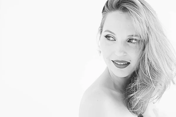 Piękny Model Młody Profesjonalnego Makijażu Atrakcyjna Blondynka Młoda Kobieta Białym — Zdjęcie stockowe