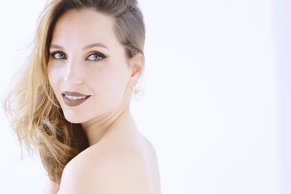 Hermosa Joven Modelo Con Maquillaje Profesional Atractiva Mujer Joven Rubia —  Fotos de Stock