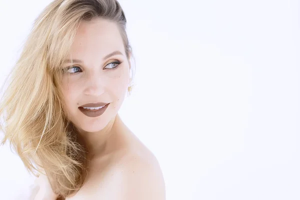 Piękny Model Młody Profesjonalnego Makijażu Atrakcyjna Blondynka Młoda Kobieta Białym — Zdjęcie stockowe