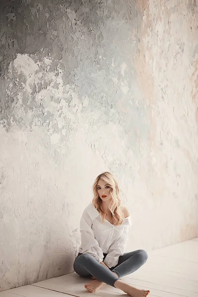 Красивая Молодая Модель Профессиональным Макияжем Привлекательная Блондинка Молодая Женщина Крупный — стоковое фото