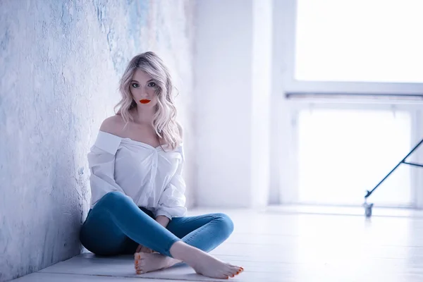 Mooie Jonge Model Met Professionele Make Aantrekkelijke Blonde Jonge Vrouw — Stockfoto