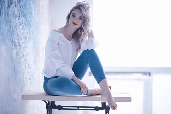 Hermosa Joven Modelo Con Maquillaje Profesional Atractiva Joven Rubia Primer — Foto de Stock