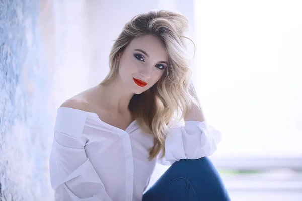 Beau Jeune Modèle Avec Maquillage Professionnel Attrayant Jeune Femme Blonde — Photo