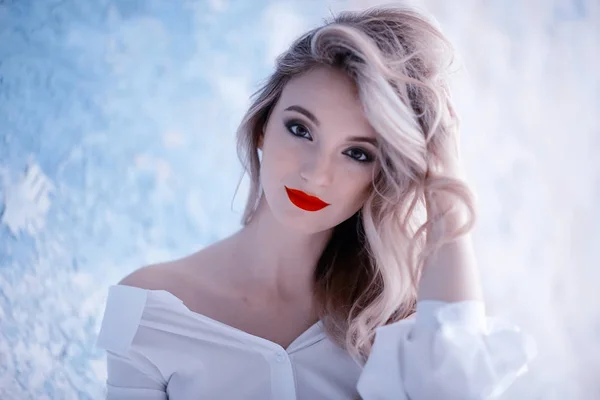 Mooie Jonge Model Met Professionele Make Aantrekkelijke Blonde Jonge Vrouw — Stockfoto