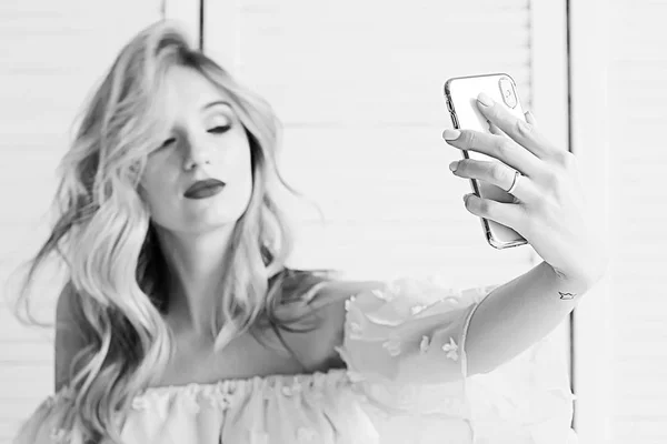 Model Krásný Make Pořizování Selfie Mobilní Telefon Pojetí Stylu Glamour — Stock fotografie