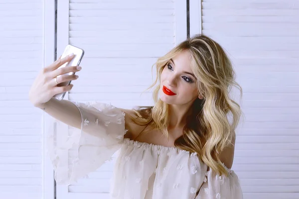 Model Mit Wunderschönem Make Selfie Mit Handy Konzept Für Stil — Stockfoto