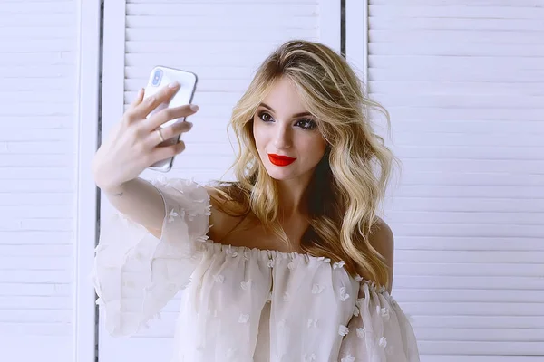 Modelo Con Hermoso Maquillaje Tomando Selfie Con Teléfono Móvil Concepto —  Fotos de Stock