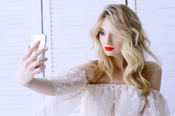 Model Mit Wunderschönem Make Selfie Mit Handy Konzept Für Stil — Stockfoto