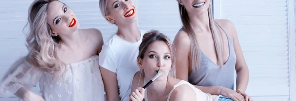 Cuatro Mujeres Hermosas Jóvenes Con Maquillaje Profesional Posando Estudio —  Fotos de Stock