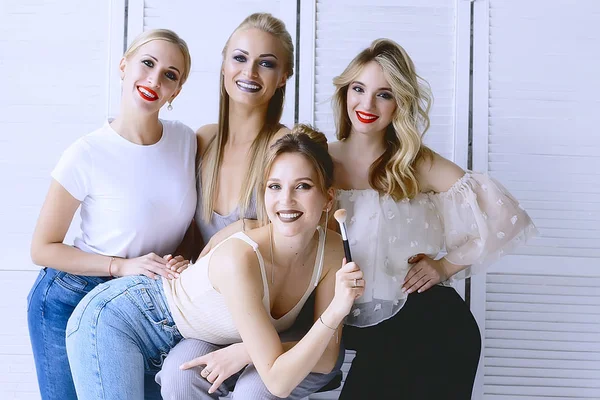 Cuatro Mujeres Hermosas Jóvenes Con Maquillaje Profesional Posando Estudio —  Fotos de Stock