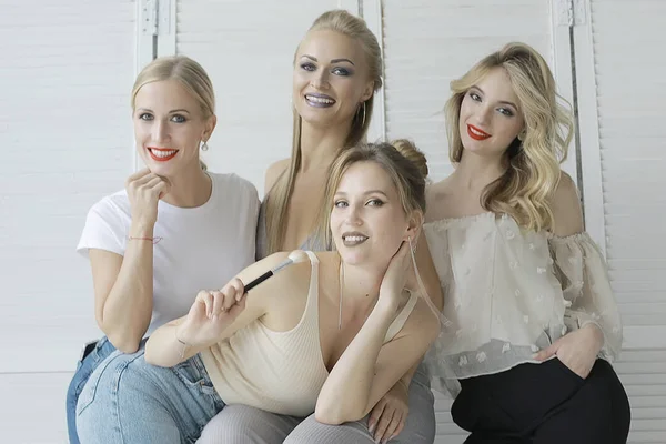 Vier Junge Schöne Frauen Mit Professionellem Make Posieren Studio — Stockfoto