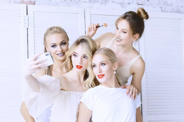 Fyra Unga Vackra Kvinnor Med Professionell Make Poserar Studion — Stockfoto