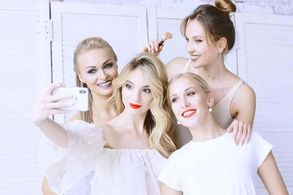 Vier Junge Schöne Frauen Mit Professionellem Make Posieren Studio — Stockfoto