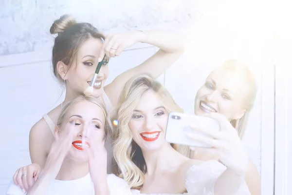 Czterech Młodych Piękne Kobiety Profesjonalny Makijaż Pozowanie Studio — Zdjęcie stockowe