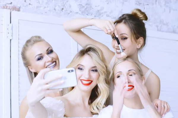 Cuatro Mujeres Hermosas Jóvenes Con Maquillaje Profesional Posando Estudio — Foto de Stock