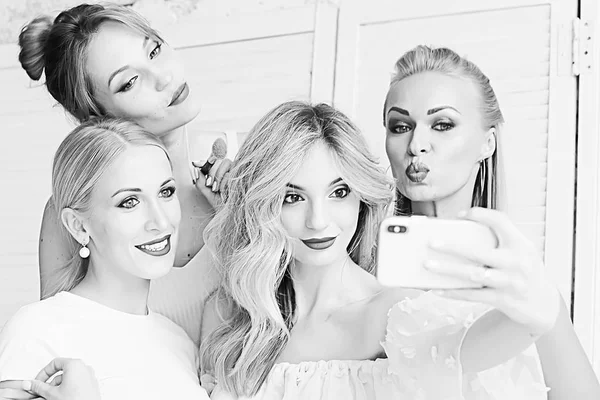 Quatre Jeunes Belles Femmes Avec Maquillage Professionnel Posant Studio — Photo