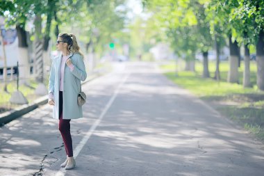 Bahar Parkı, mutluluk, zevk ve Özgürlük kavramı kaygısız genç sarışın kadın