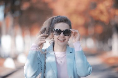 güzel kadın rahatlatıcı Sonbahar Park, sarı ağaçlar, Ekim