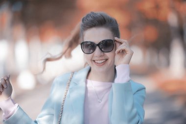 parkta şık mavi ceket giyen güzel sarışın kadın