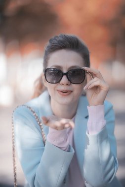 güzel kadın rahatlatıcı Sonbahar Park, sarı ağaçlar, Ekim