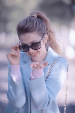 Bahar Parkı, mutluluk, zevk ve Özgürlük kavramı kaygısız genç sarışın kadın