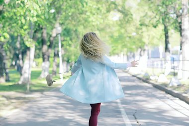 parkta şık mavi ceket giyen güzel sarışın kadın