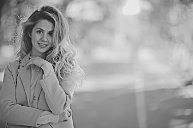 bahar Park mutlu sarışın genç kadın