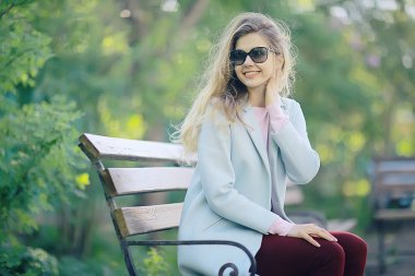 bahar parkta şık ceket giyen genç mutlu kadın portresi 