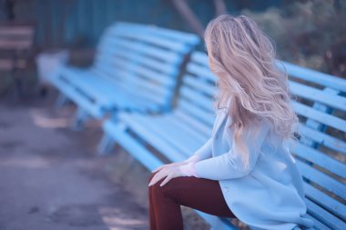 güzel kadın rahatlatıcı Sonbahar Park, sarı ağaçlar, Ekim