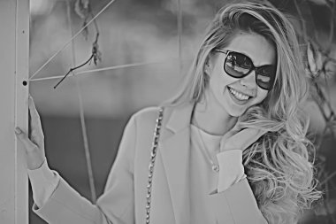 parkta şık mavi ceket giyen güzel sarışın kadın