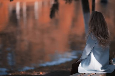 güzel kadın rahatlatıcı Sonbahar Park, sarı ağaçlar, Ekim